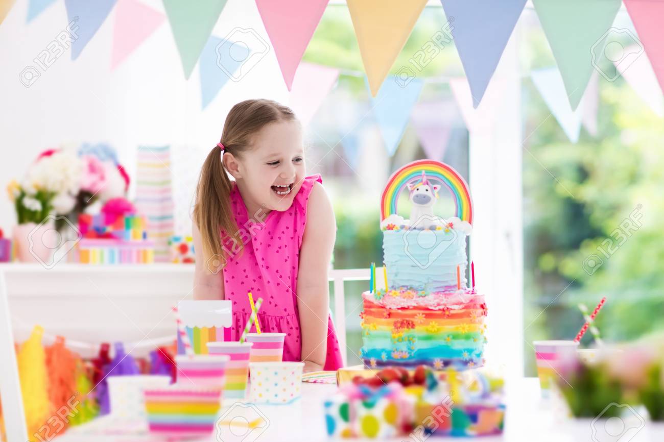 Fiesta De Cumpleanos De Los Ninos Con La Decoracion En Colores Pastel Colorida Y El Pastel Del Arco Iris Del Unicornio Nina Con Dulces Dulces Y Frutas Globos Y Bandera En La