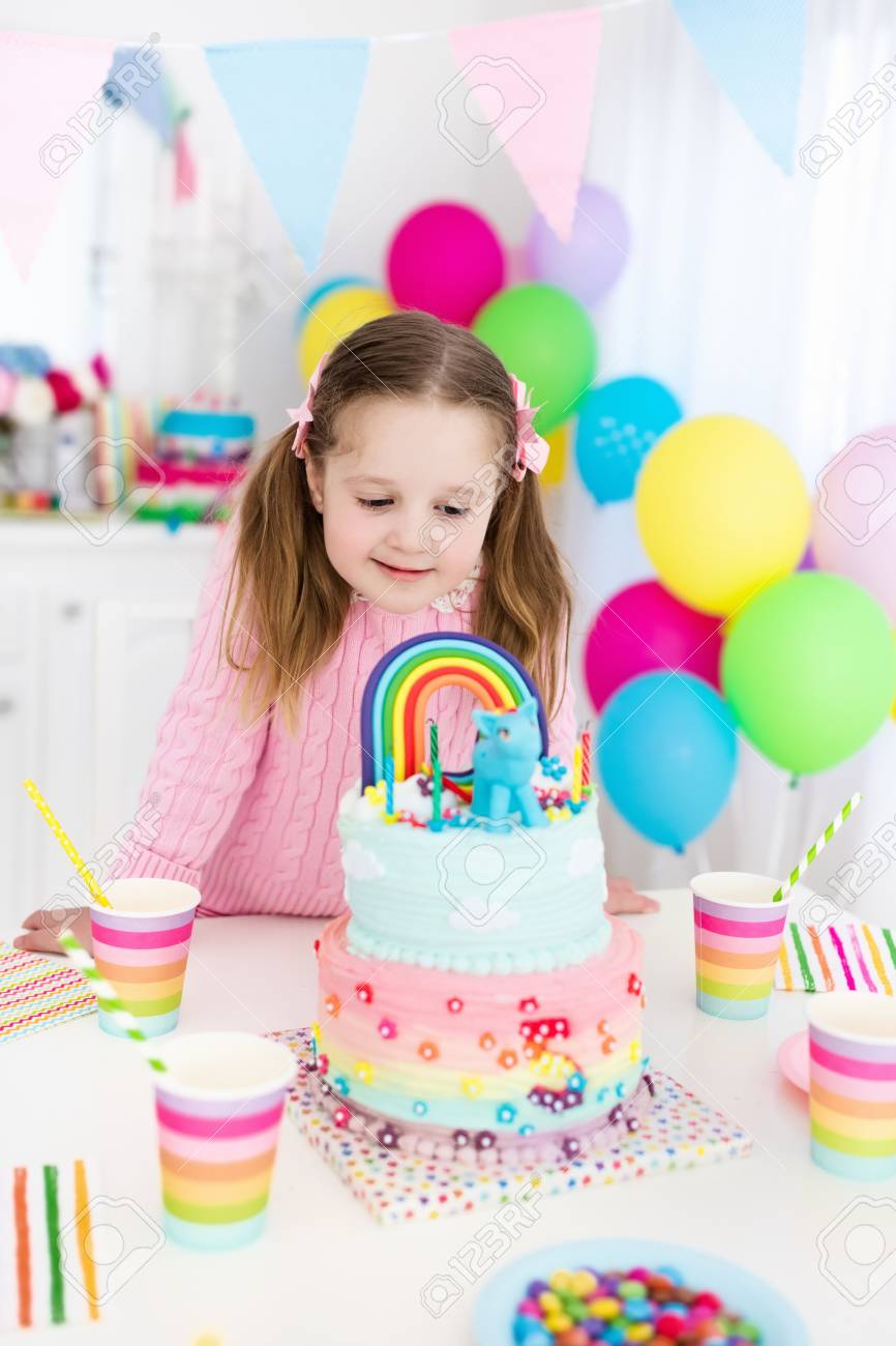 Fiesta De Cumpleanos Para Ninos Con Decoracion En Colores Pastel Y Unicornio Pastel De Arco Iris Nina Con Dulces Dulces Y Frutas Globos Y Pancarta En La Mesa Decorada Festiva Para Fiesta