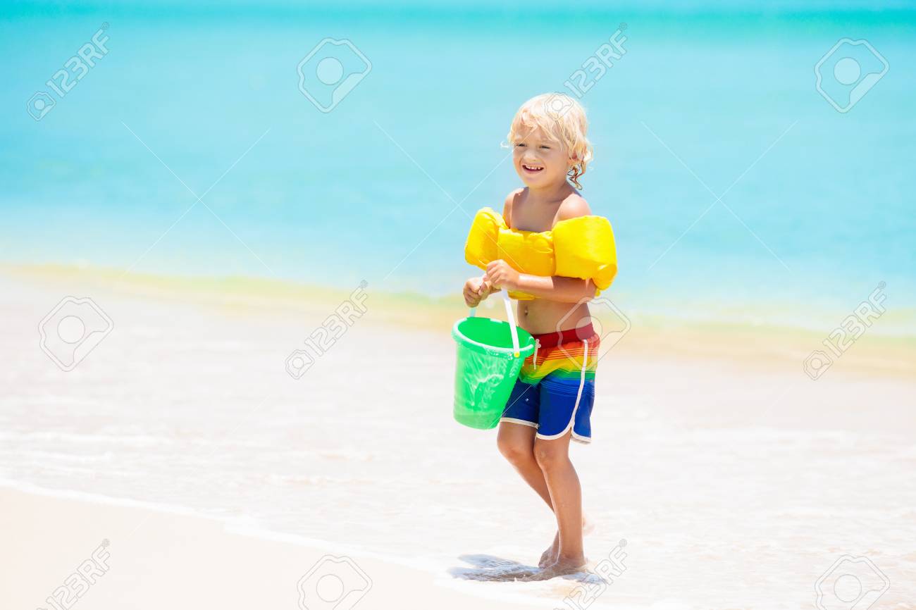 熱帯のビーチで遊ぶ子供 海岸で砂を掘っている小さな女の子 家族の夏休み 子供たちは水と砂のおもちゃで遊びます 海と島の楽しみ 幼い子供たちと一緒に旅行 アジアの休日 の写真素材 画像素材 Image 熱帯のビーチで遊ぶ子供 海岸で砂を掘っている小さな女の子 家族の夏休み 子供たちは水と砂のおもちゃで遊びます 海と島の楽しみ 幼い子供たちと一緒に旅行 アジアの休日 の写真素材 画像素材 Image