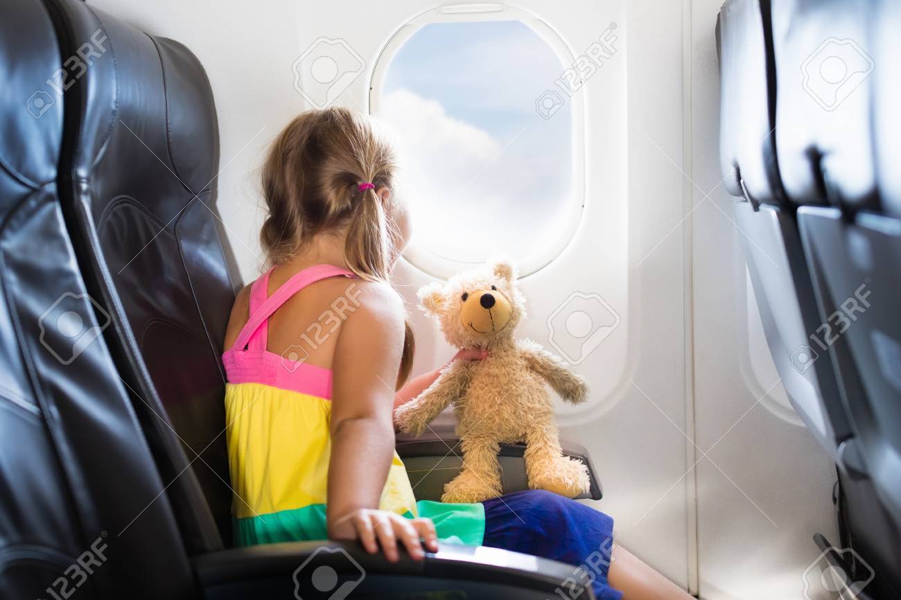 Kind Im Flugzeug Kind Im Flugzeug Das Im Fensterplatz Sitzt Flugunterhaltung Fur Kinder Reisen Mit Kleinen Kindern Kinder Fliegen Und Reisen Familiensommerferien Madchen Mit Spielzeug Im Flugzeug Lizenzfreie Fotos Bilder Und Stock