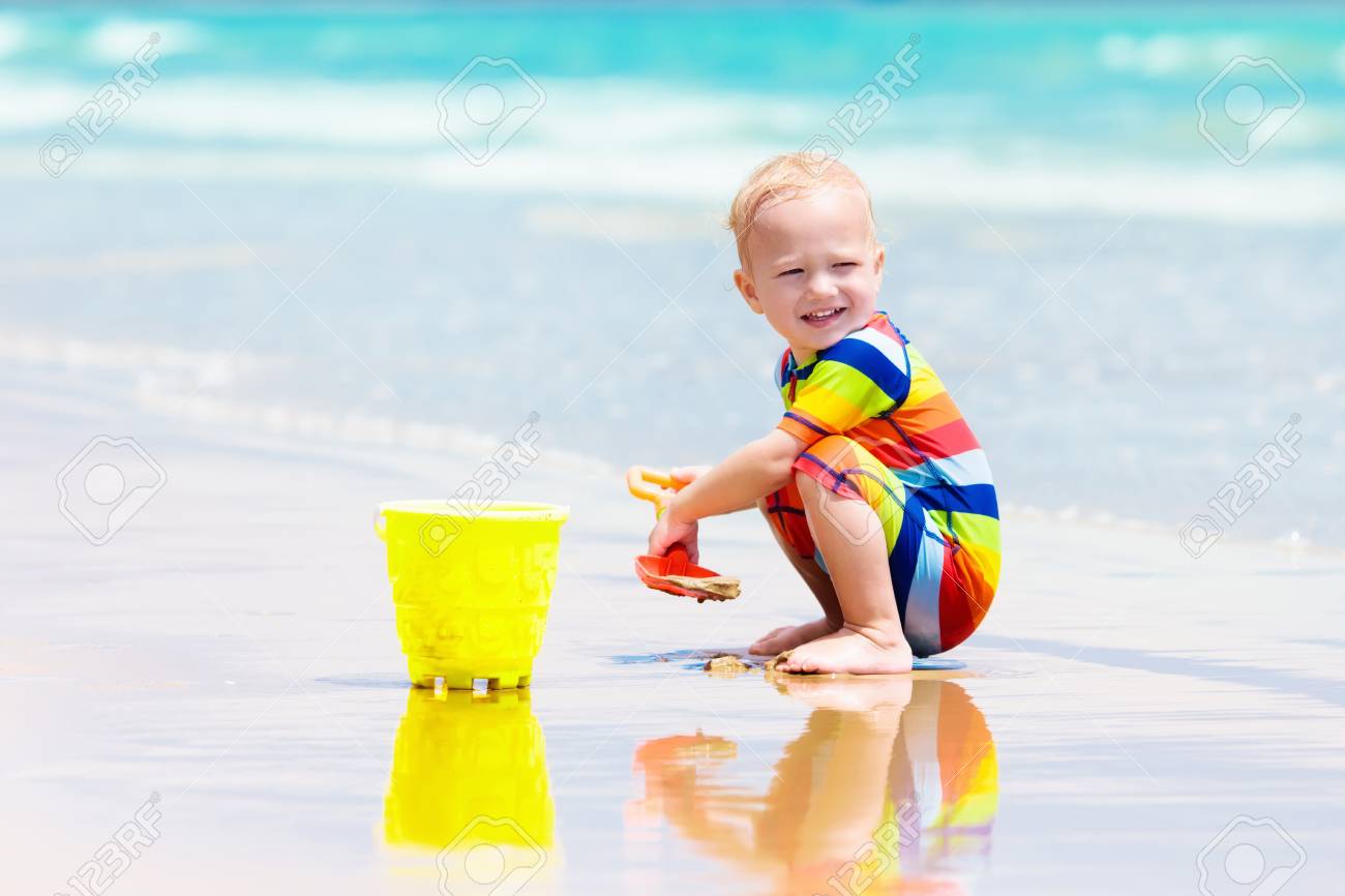熱帯のビーチで遊ぶ子供 海岸で砂を掘っている小さな男の子 家族の夏休み 子供たちは水と砂のおもちゃで遊びます 海と島の楽しみ 幼い子供たちと一緒に旅行 アジアの休日 の写真素材 画像素材 Image 熱帯のビーチで遊ぶ子供 海岸で砂を掘っている小さな男の子 家族の夏休み 子供たちは水と砂のおもちゃで遊びます 海と島の楽しみ 幼い子供たちと一緒に旅行 アジアの休日 の写真素材 画像素材 Image