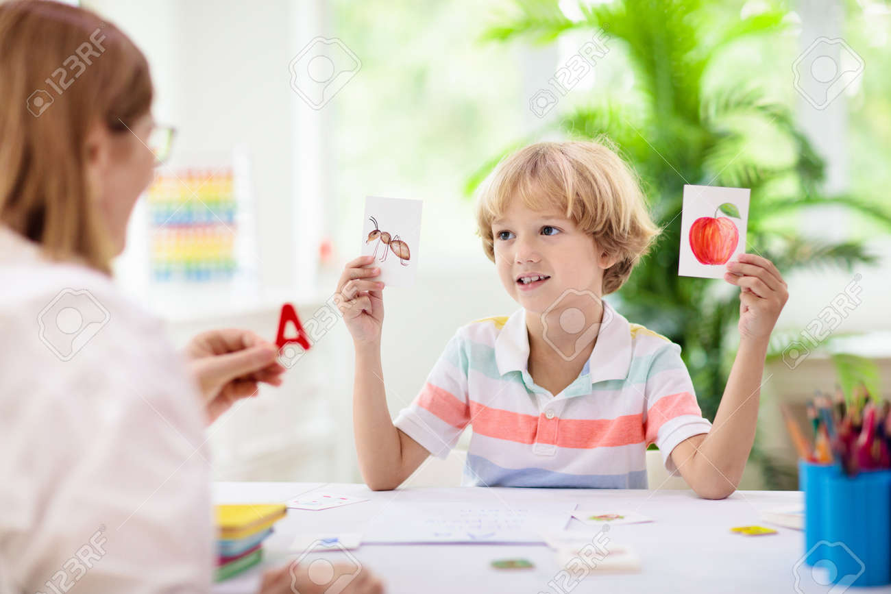 Los niños aprenden a leer. coloridas tarjetas flash de fonética abc para niños de jardín de infantes y preescolar. aprendizaje remoto y educación en el hogar para niños pequeños. niño leyendo sonidos y letras. lección de ingles. - 172043838 Los niños aprenden a leer. coloridas tarjetas flash de fonética abc para niños de jardín de infantes y preescolar. aprendizaje remoto y educación en el hogar para niños pequeños. niño leyendo sonidos y letras. lección de ingles. - 172043838