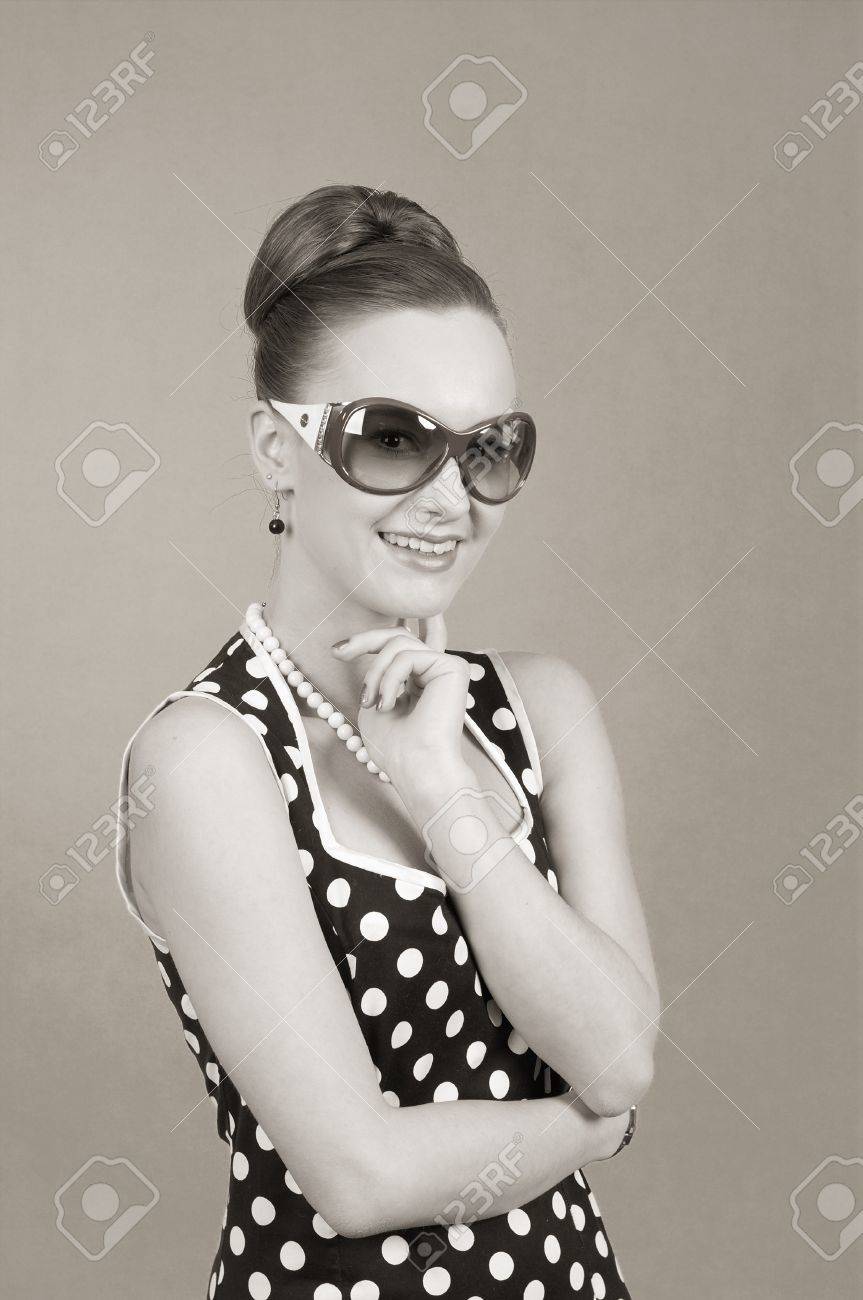 60 年代のアメリカの女の子スタイルのサングラス の写真素材 画像素材 Image