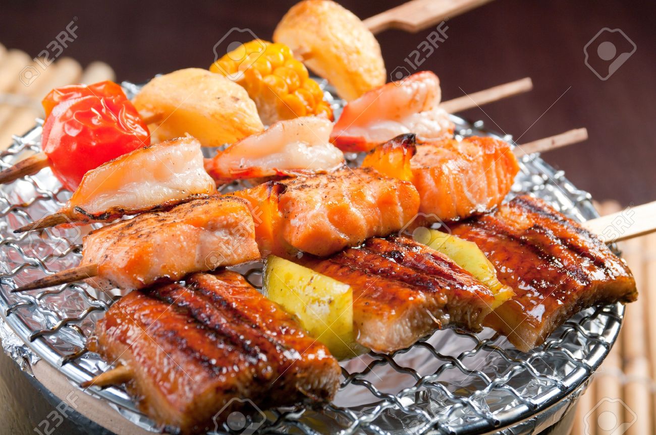 日本語の串刺し魚介類野菜 焼き鳥 Closeup の写真素材 画像素材 Image