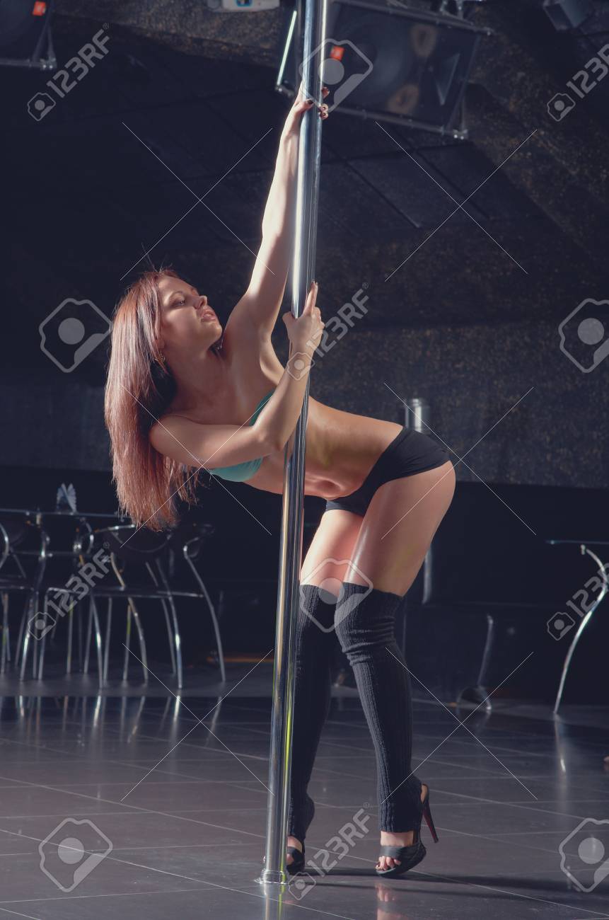夜のクラブでストリップ 若いスリム ポール ダンス女 の写真素材 画像素材 Image