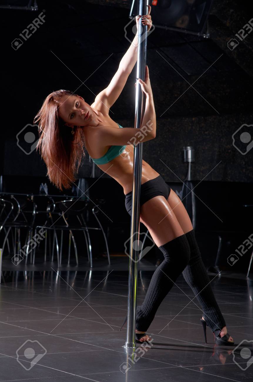 夜のクラブでストリップ 若いスリム ポール ダンス女 の写真素材 画像素材 Image