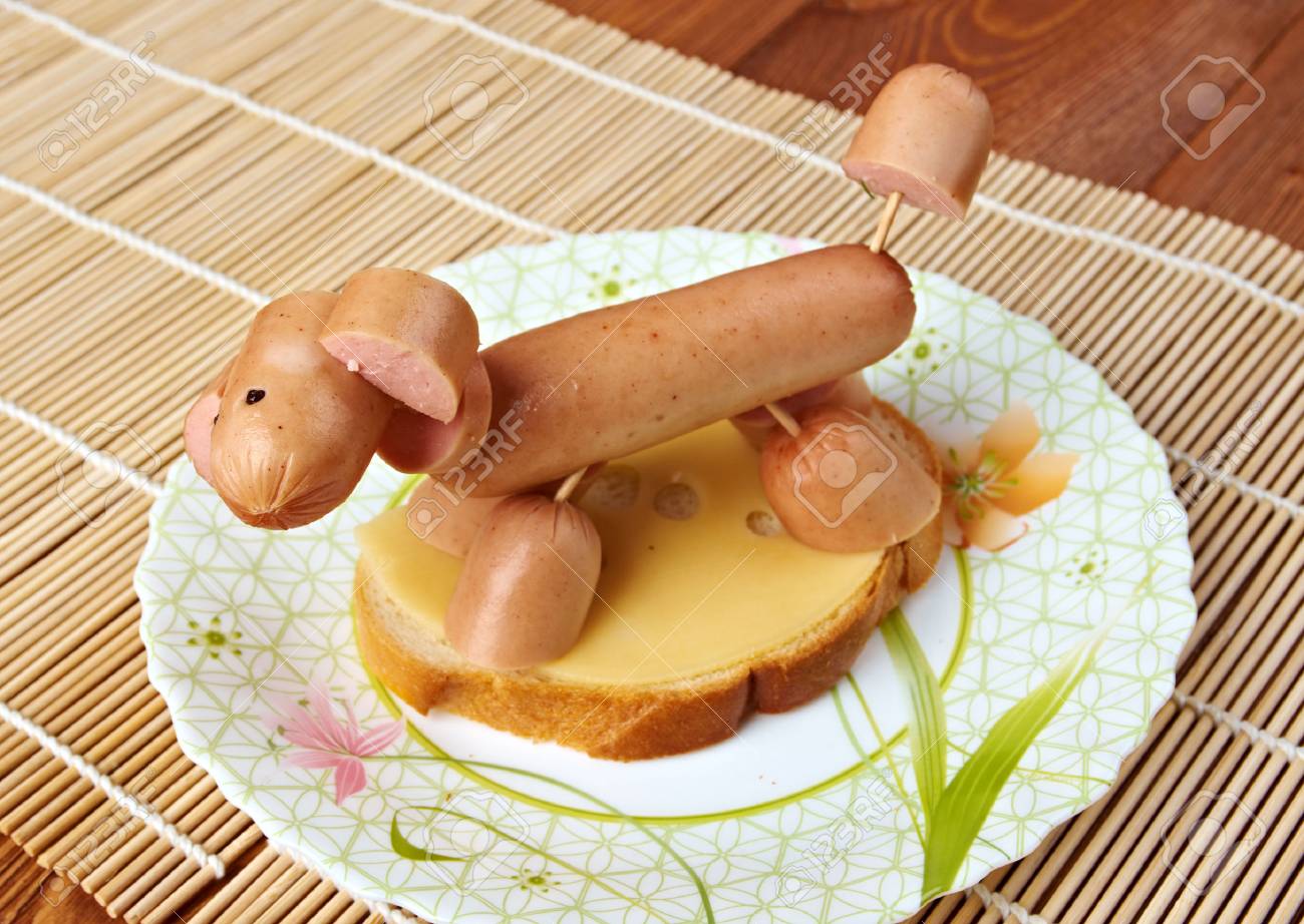 子供の朝食 作られた A A 観犬ソーセージのサンドイッチ の写真素材 画像素材 Image