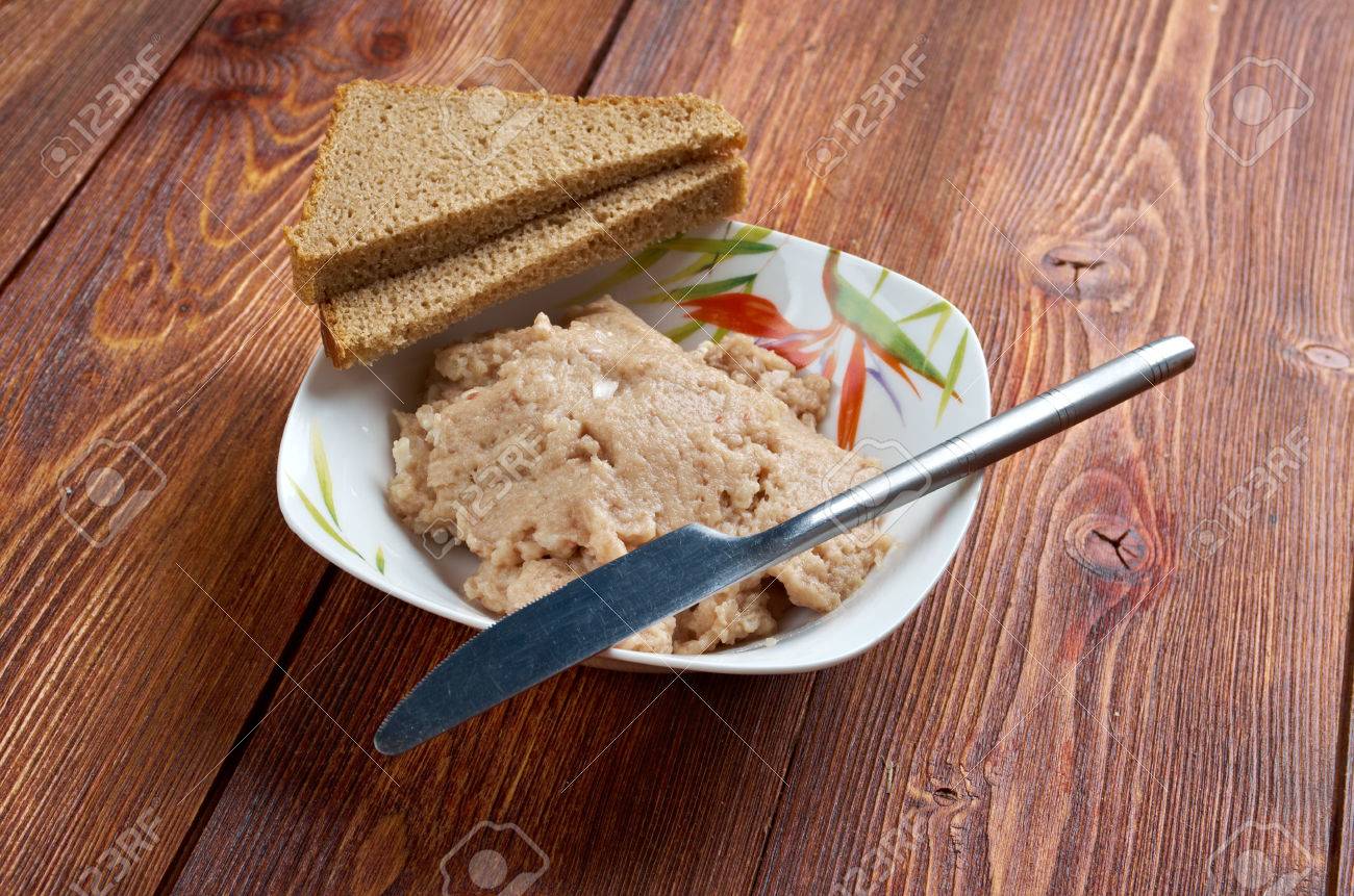 フォルシュ マーク S 最初東ヨーロッパの塩辛い肉料理ひき肉 アンチョビやニシン タマネギから主に準備します Forshmak とトーストのをスライスします の写真素材 画像素材 Image