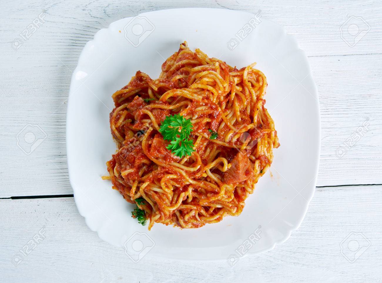 ベーコンとタバスコ ソースのスパゲッティ トマト ケチャップ ピーマン ソーセージ ナポリタン 日本料理構成します の写真素材 画像素材 Image