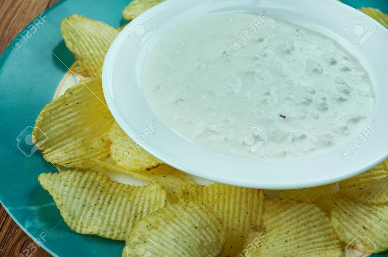 ポテトチップスのニュー イングランドのハマグリ ディップ の写真素材 画像素材 Image