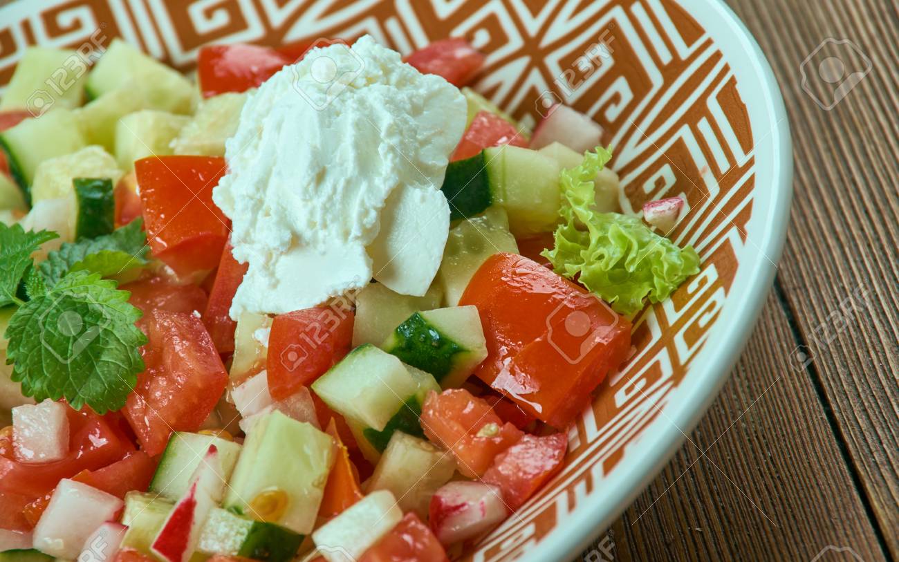 細かく成る岸風 羊飼いのサラダ サラダはトマト きゅうり 長いピーマン タマネギとパセリをみじん切り の写真素材 画像素材 Image