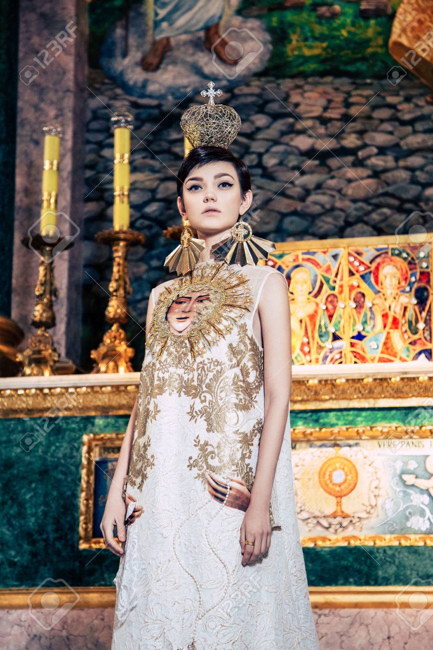 美しい 美しさ 聖書 建物 カトリック 式 キリスト キリスト教教会服ダイビング ドレス編集ヨーロッパ式顔ファッション女性 の写真素材 画像素材 Image