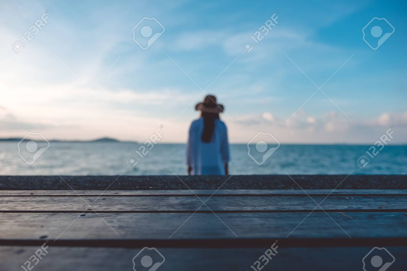 Mesa De Madeira Com O Mar E O Fundo Do Ceu Azul E Uma Mulher Borrao Olhando E Estando A Vista Na Praia Fotos Retratos Imagenes Y Fotografia De Archivo Libres De