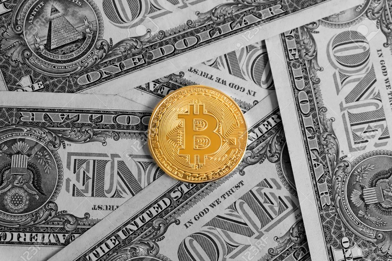 Bitcoin Dourado No Fundo De Notas De Dólar Americano Preto E Branco. (  Moeda Digital Ou Criptomoeda ) Foto Royalty Free, Gravuras, Imagens e Banco  de fotografias. Image 97818357