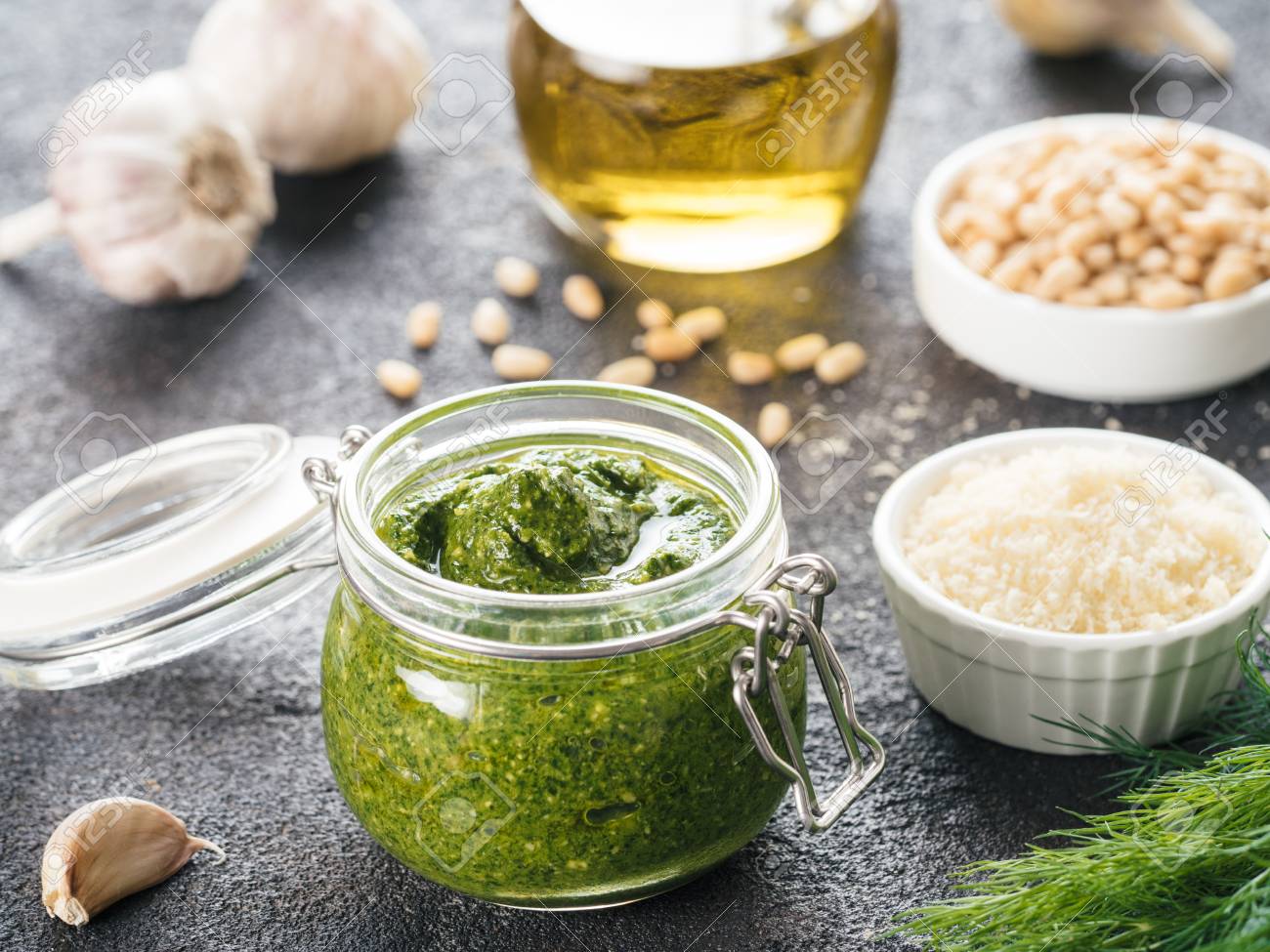 Sauce Pesto A L Aneth Fait Maison Et Ingredients Sur Fond De