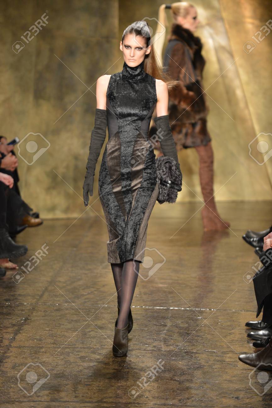 ニューヨーク 2 月 11 日 モデルはニューヨーク市で 13 年 2 月 11 日にメルセデス ベンツ ファッション ウィーク中にドナ カラン秋冬 13 コレクションで滑走路を歩きます の写真素材 画像素材 Image
