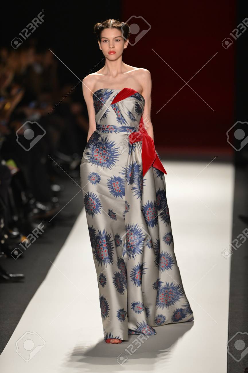 ニューヨーク ニューヨーク 2 月 11 日 メルセデス ベンツ ファッション ウィーク 13 年 2 月 11 日にニューヨーク中にキャロライン Herrera 秋冬 13年ファッションの滑走路を表示モデルの散歩 の写真素材 画像素材 Image 1303