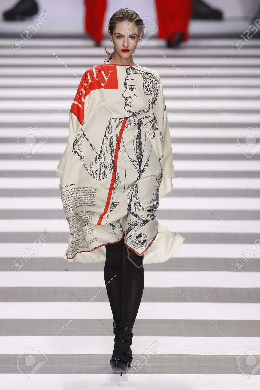 パリ フランス 3 月 8 日 モデルは 11 年 3 月 8 日フランスのパリでのパビリオン コンコルドでパリのファッション ウィーク期間中に着用する秋 冬 11 12 のショーにジャン シャルル ド カステルバ ジャック準備中に滑走路を歩きます の写真素材