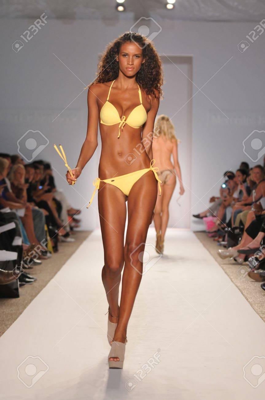 Perfect Runway 18Model At Miami The Tan July Walks Bikini 8N0PkwOXn