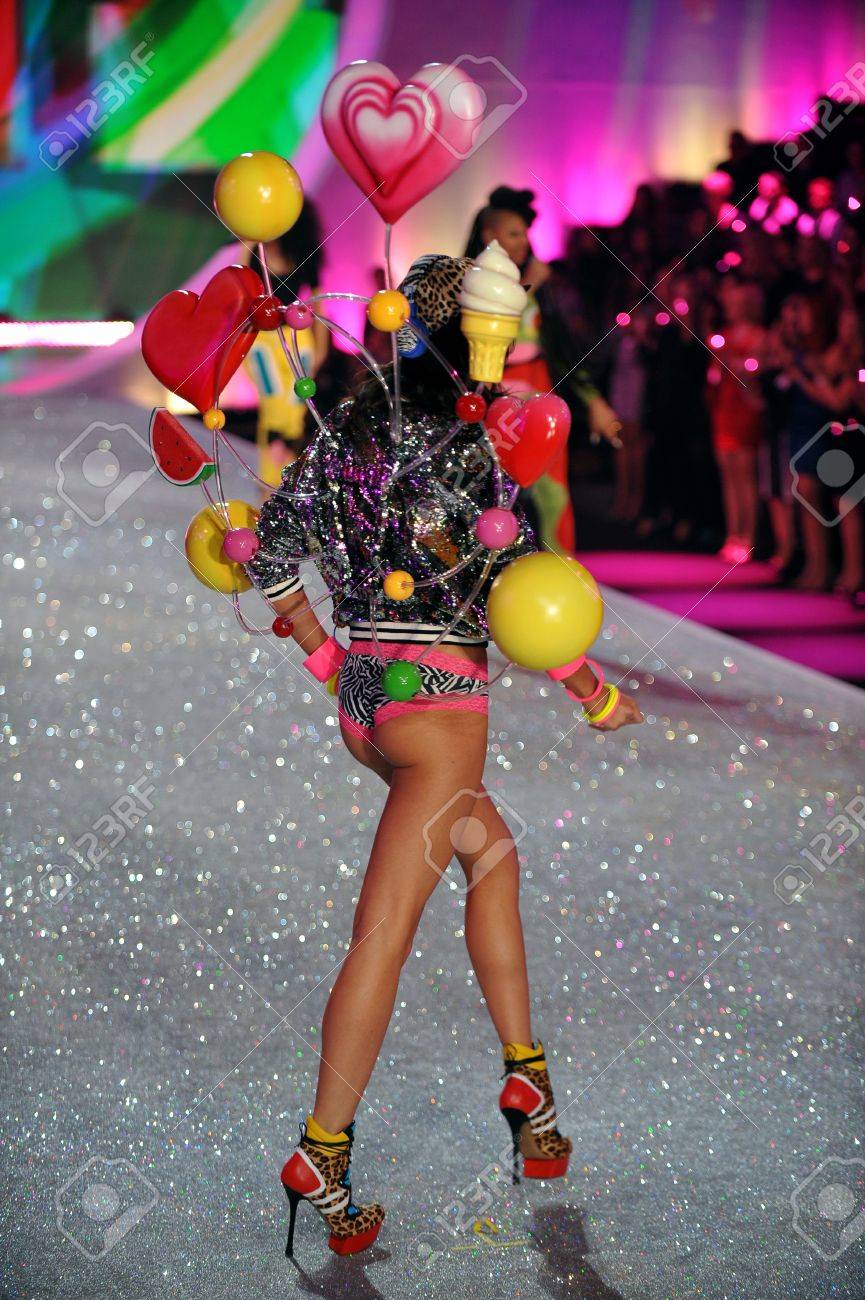 ニューヨーク Ny 11 月 13 日 モデル サラ サンパイオ 13 年 11 月 13 日にニューヨーク市で 13年ビクトリアズ シークレットのファッションショーでレキシントン アベニュー アーモリーで滑走路を歩きます の写真素材 画像素材 Image