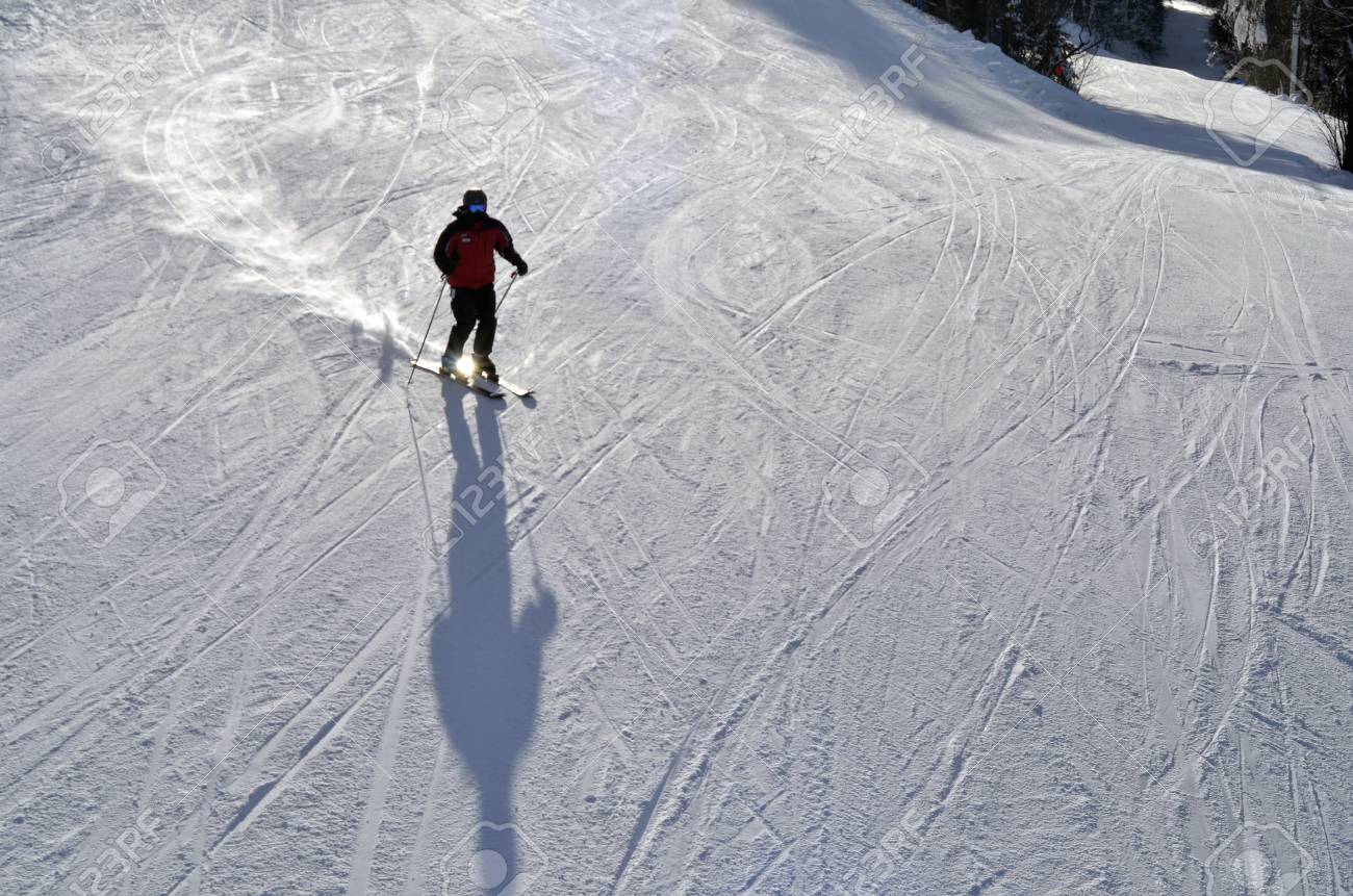 スキー スキー フリーライドで手入れ斜面 大砲山 Nh でダウンヒル スキー の写真素材 画像素材 Image
