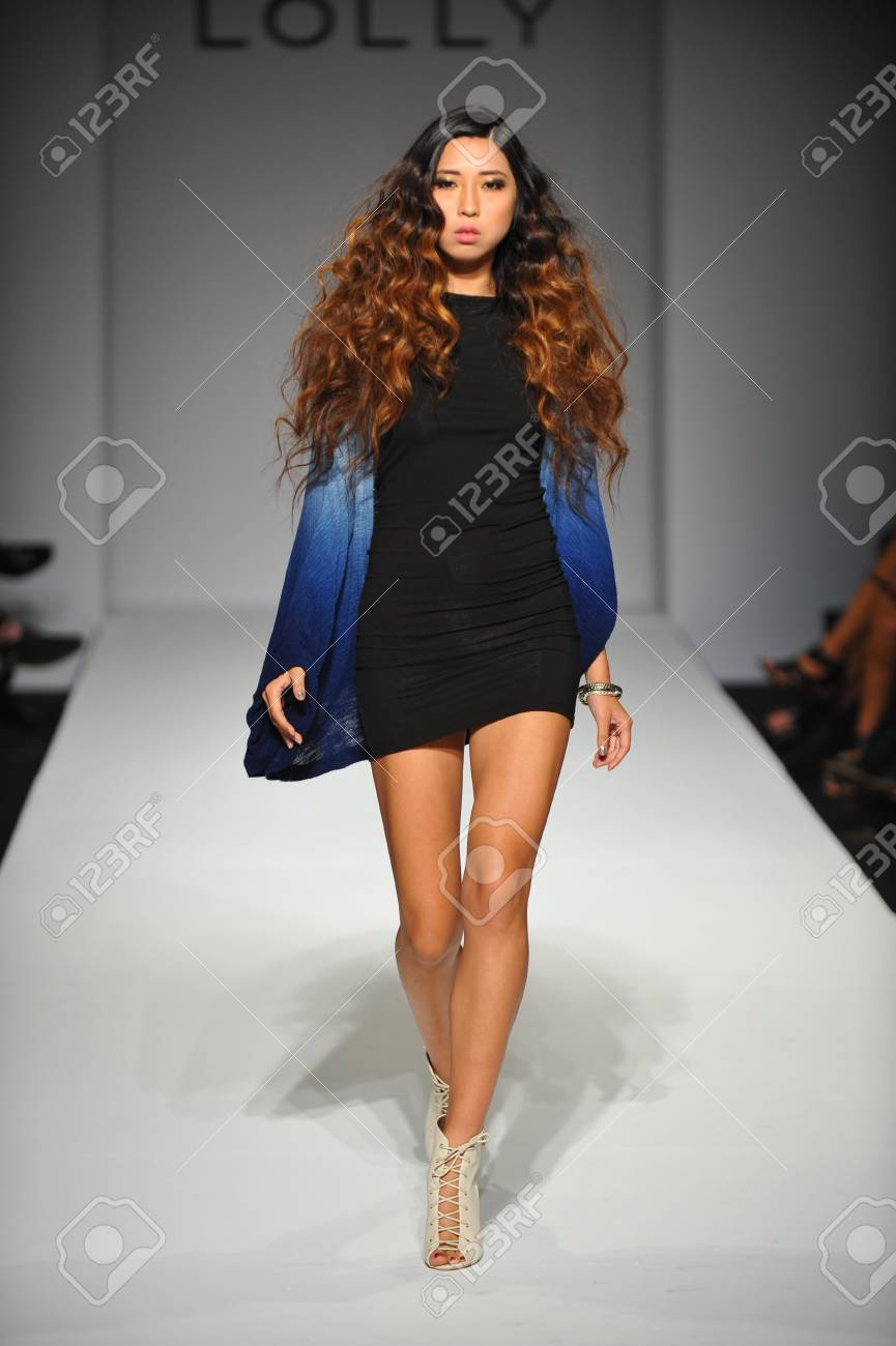 ロサンゼルス カリフォルニア州 では 13 年 3 月 モデル スタイル ファッション週秋 14 年は La ライブ イベント デッキで 14 年 3 月 13 日 La での間にキャンディー服ファッションショーで滑走路を歩く の写真素材 画像素材 Image