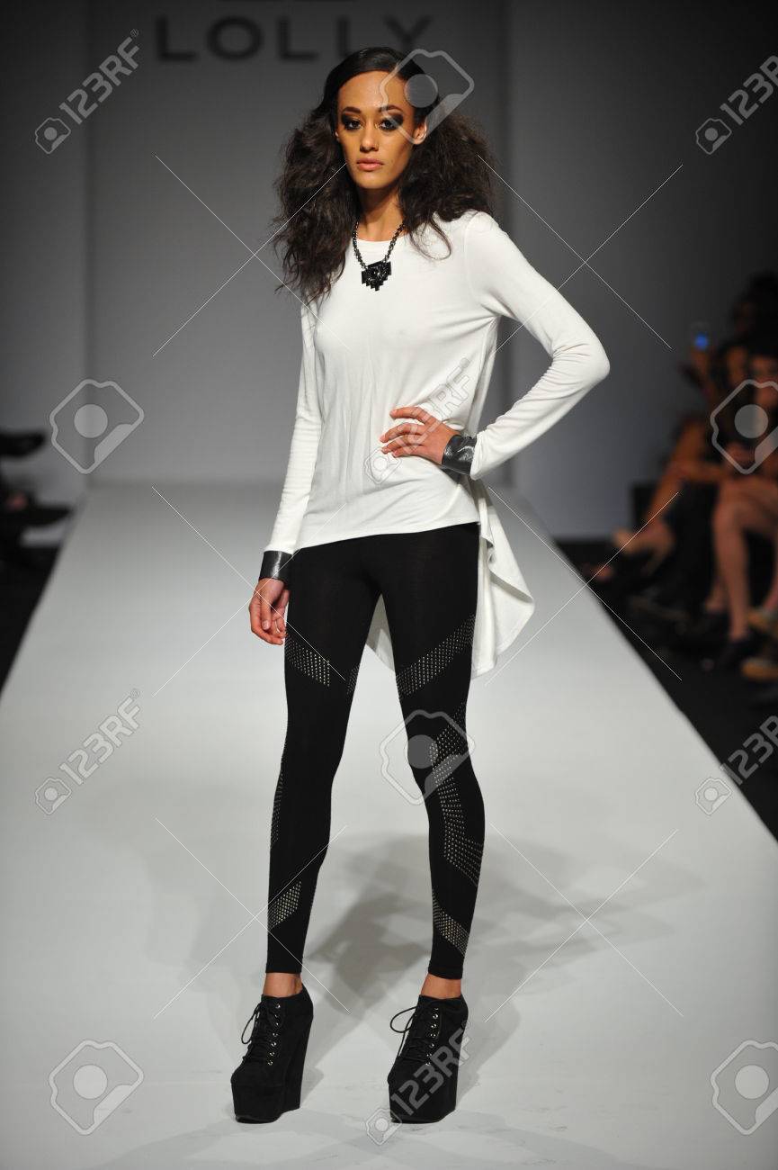 ロサンゼルス カリフォルニア州 月 13 モデル スタイル ファッション週秋 14 年は La ライブ イベント デッキで 14 年 3 月 13 日 La での間にキャンディー服ファッションショーで滑走路を歩く の写真素材 画像素材 Image