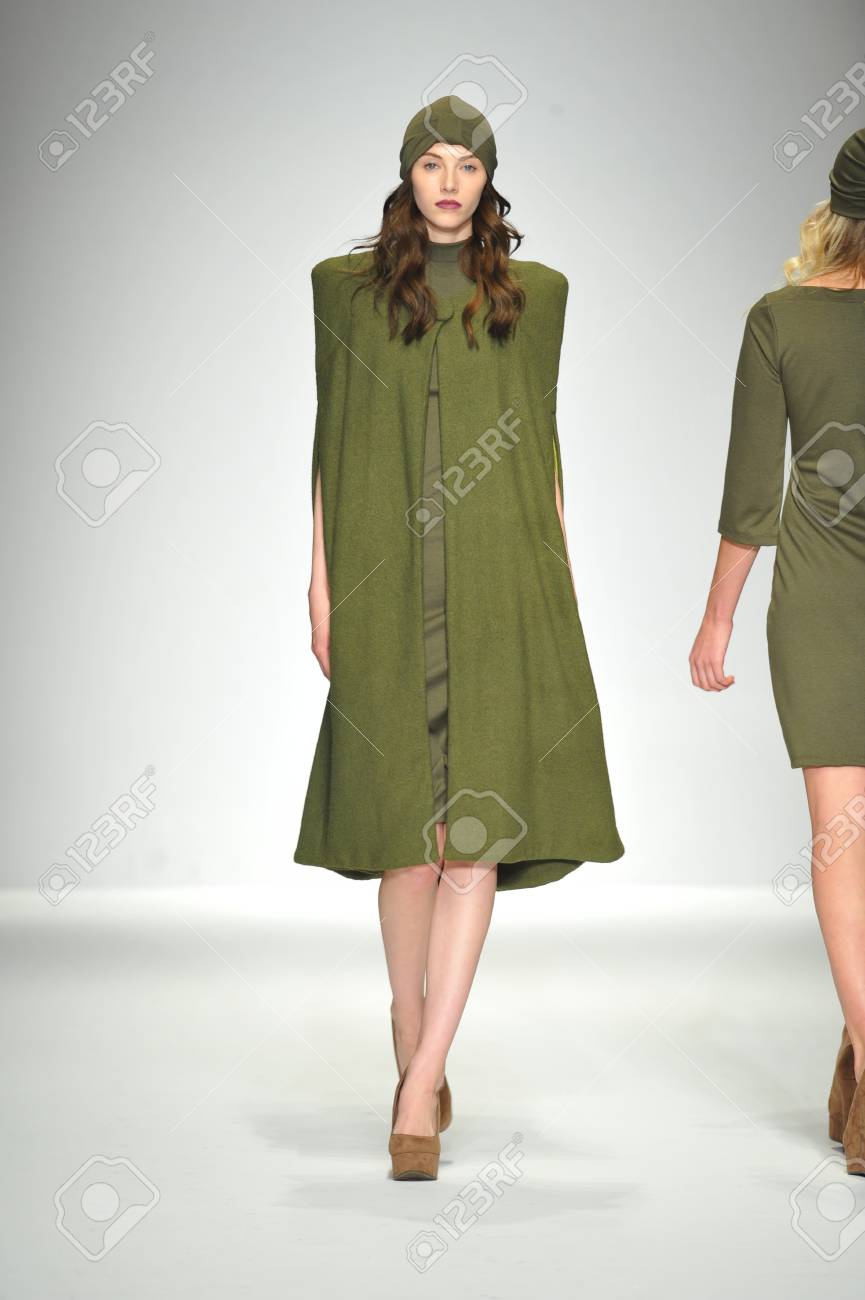 ロサンゼルス カリフォルニア州 月 13 モデル スタイル ファッション週秋 14 年は La ライブ イベント デッキで 14 年 3 月 13 日 La での間にロザリオとファッションショーで滑走路を歩く の写真素材 画像素材 Image