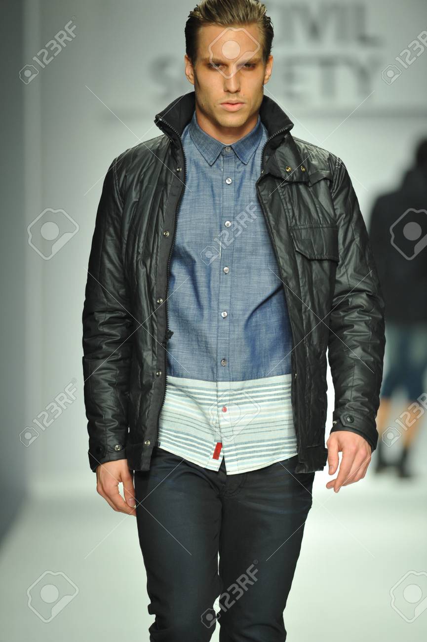 ロサンゼルス カリフォルニア州 では 11 年 3 月 モデル スタイル ファッション週秋 14 年は La ライブ イベント デッキで 14 年 3 月 11 日ラの中に市民社会のショーで滑走路を歩く の写真素材 画像素材 Image