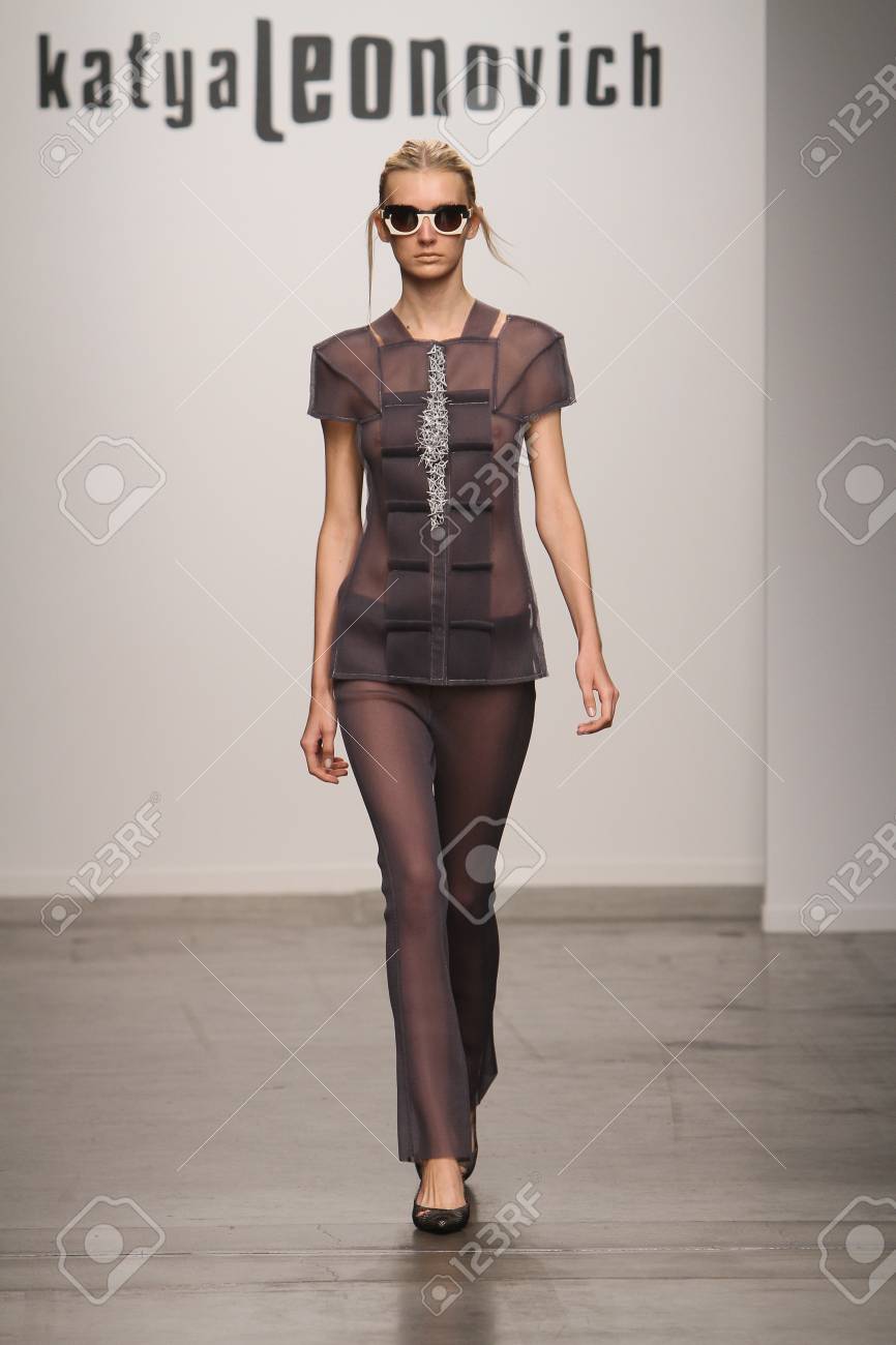 ニューヨーク 9 月 6 日 14 年 9 月 6 日ニューヨークでのニューヨーク ファッション ウィーク中にカチャ Leonovich 春夏 15 ファッションショーのため滑走路の散歩をモデル の写真素材 画像素材 Image