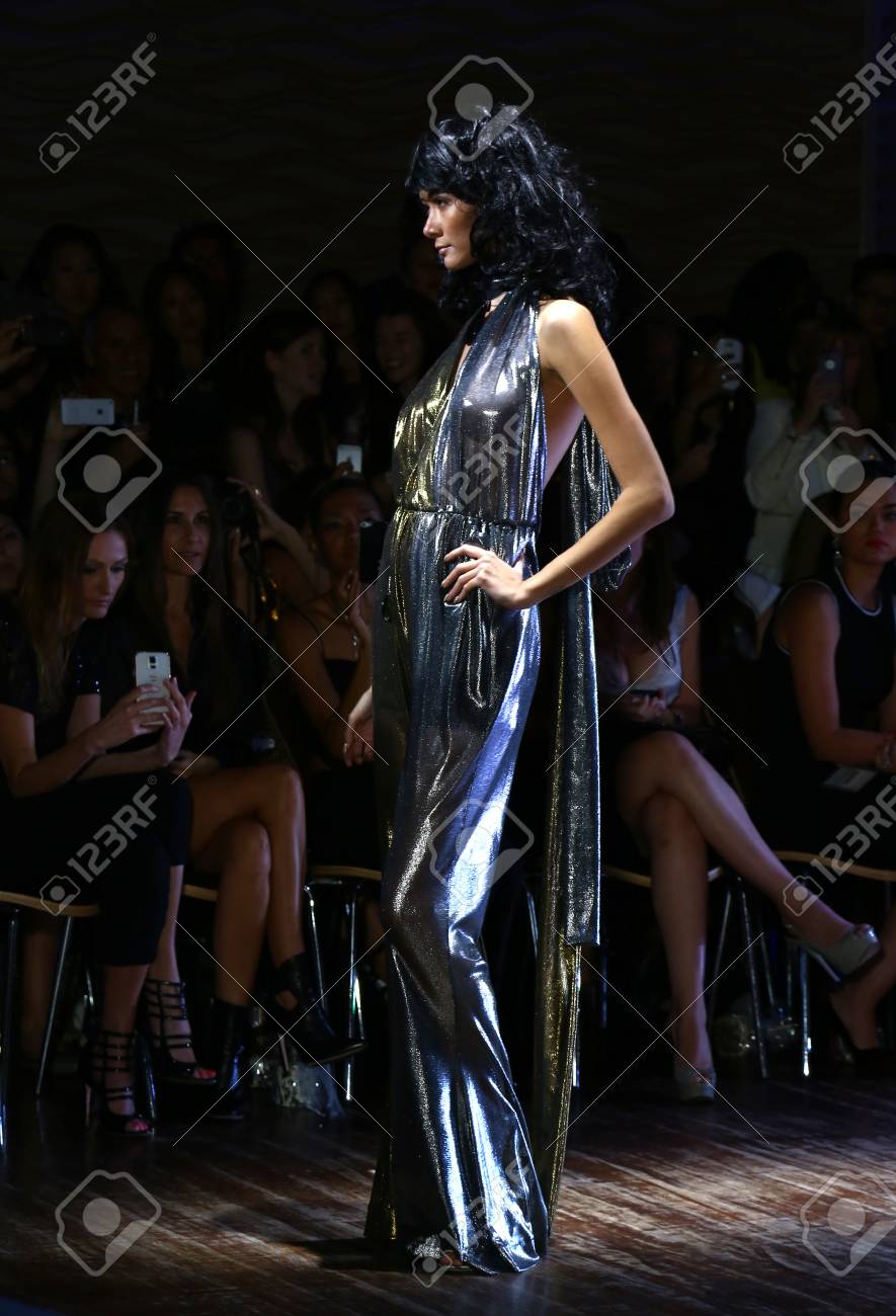 ニューヨーク 9 月 7 日 14 年 9 月 7 日ニューヨークでのニューヨーク ファッション ウィーク中にステージ 48 でラウル Penaranda 春夏 15年官能的なプレゼンテーションのため滑走路の散歩をモデルします の写真素材 画像素材 Image