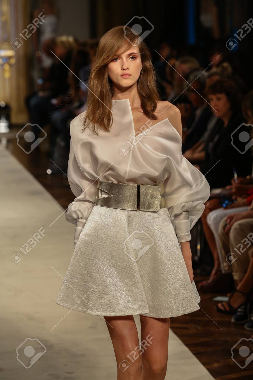 ミラノ イタリア 9 月 日 モデル散歩 ジェニーの中に滑走路がイタリア ミラノで 14 年 9 月 日にミラノ ファッション婦人服春夏 15 年の一部として表示します の写真素材 画像素材 Image