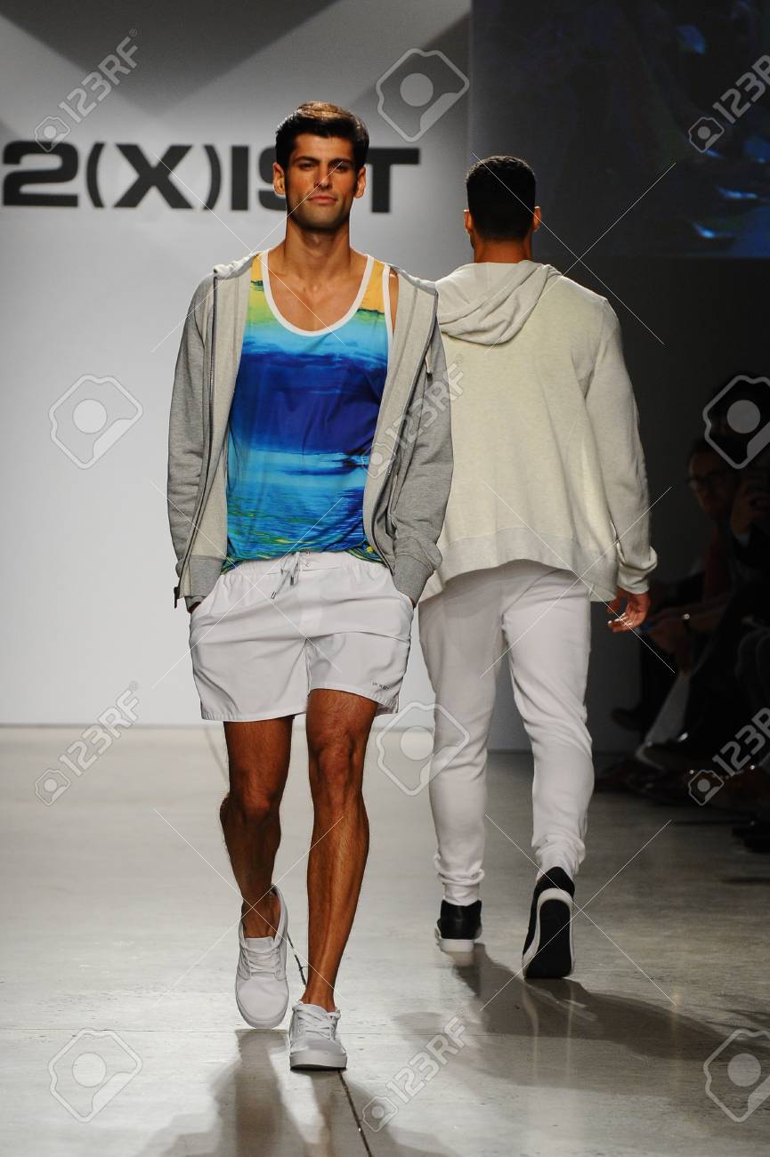 ニューヨーク Ny 10 月 21 日 モデル 2 X Ist 男性の春 夏 15年滑走路ショー 14 年 10 月 21 日にニューヨーク市で滑走路を歩きます の写真素材 画像素材 Image