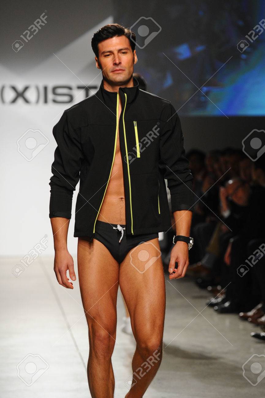 ニューヨーク Ny 10 月 21 日 モデル 2 X Ist 男性の春 夏 15 滑走路ショー 14 年 10 月 21 日にニューヨーク市で滑走路を歩きます の写真素材 画像素材 Image