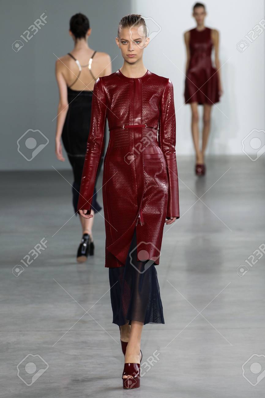ニューヨーク Ny 9 月 11 日 モデル ウォーク 14 年 9 月 11 日ニューヨークで春のスタジオで Mbfw 春 15年中にカルバン クライン コレクション ファッションショーで滑走路 の写真素材 画像素材 Image