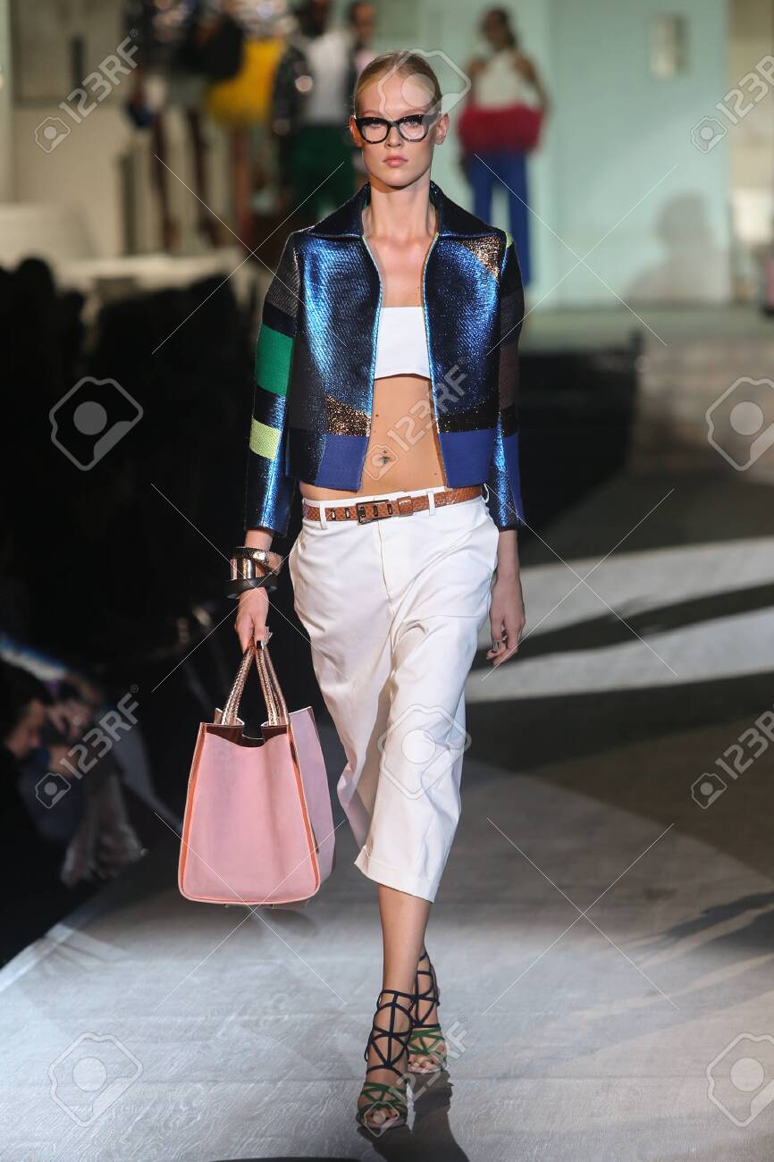 ミラノ イタリア 9 月 18 日 モデル滑走路を歩く Dsquared2 ショーの間にミラノ ファッション婦人服春夏 15 年の一部として 14 年 9 月 18 日にイタリア ミラノで の写真素材 画像素材 Image