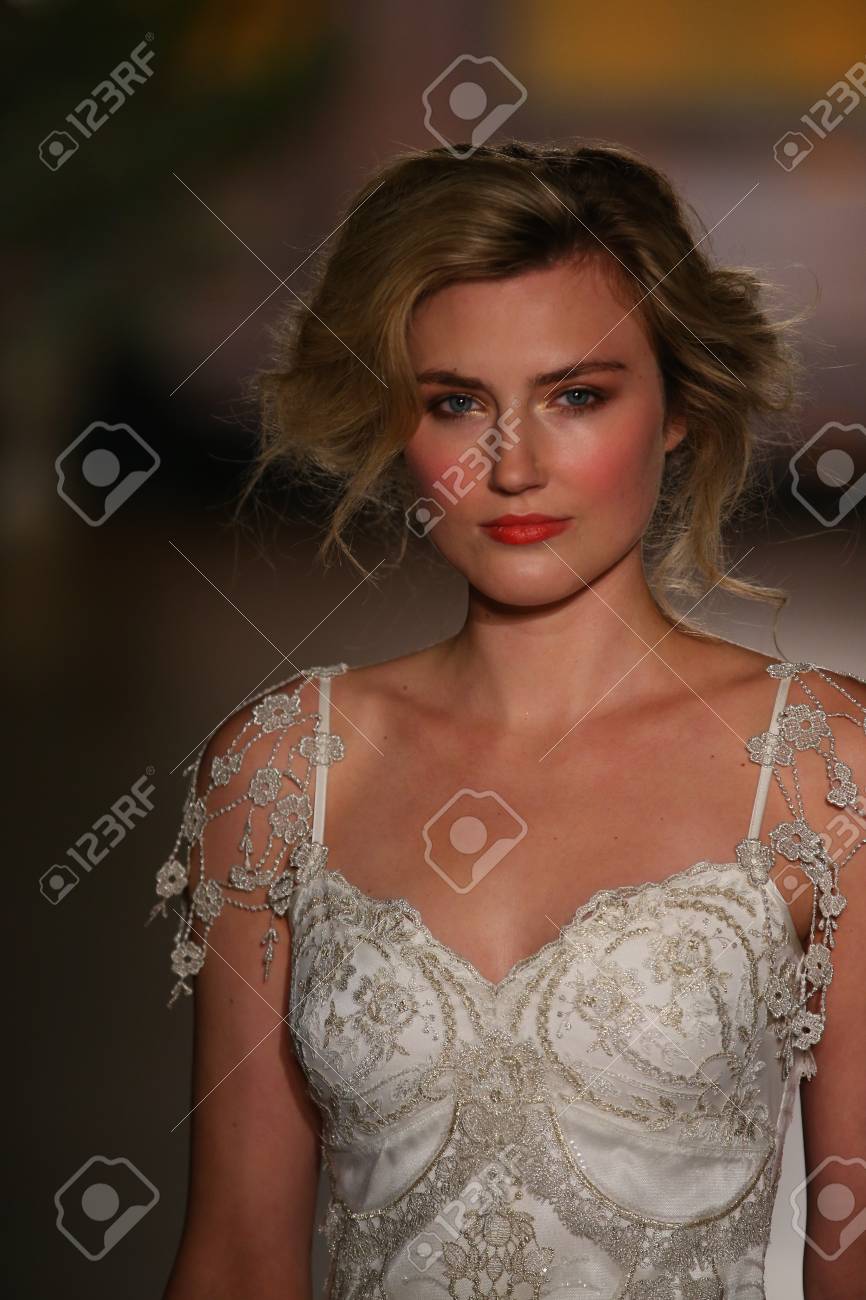 ニューヨーク Ny 10 月 8 日 A モデル散歩ニューヨーク市で 15 年 10 月 8 日に プリンス ジョージのボールルームでクレア クレアペティボーン ブライダル秋 冬 16 プレゼンテーション中にします の写真素材 画像素材 Image