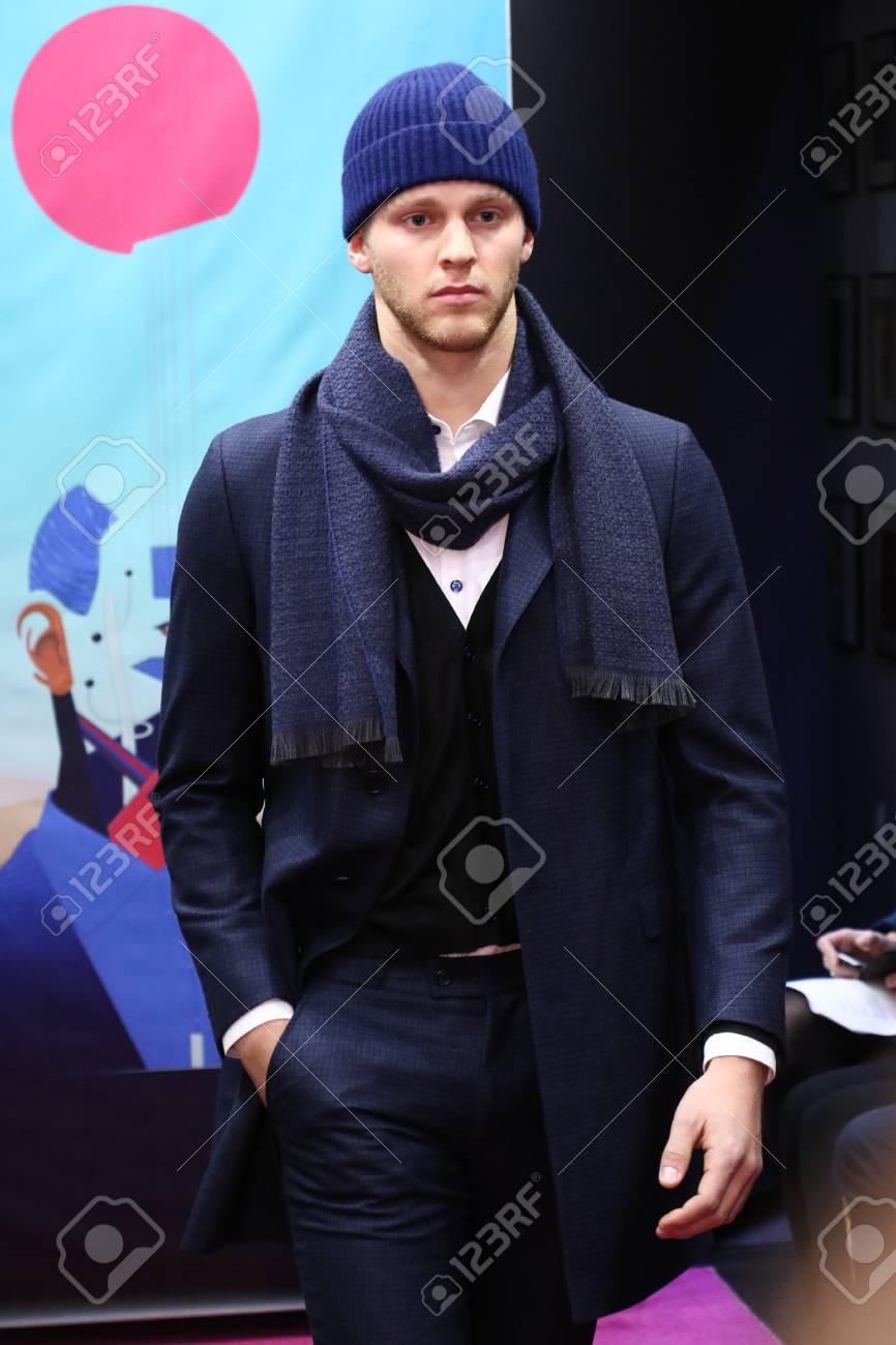 ニューヨーク ニューヨーク 2 月 1 日 16 年 2 月 1 日にニューヨーク市でのニューヨーク週メンズ秋 冬 16 中スティーブン F ファッションの滑走路を表示モデルの散歩 の写真素材 画像素材 Image