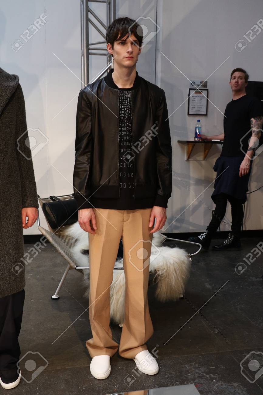 Garciavelez プレゼンテーション ニューヨーク ファッション週メンズ秋冬 16 インドゥストリア スーパーで 16 年 2 月 1 日にニューヨーク市の中のニューヨーク ニューヨーク 2 月 1 日 A モデル ポーズ の写真素材 画像素材 Image