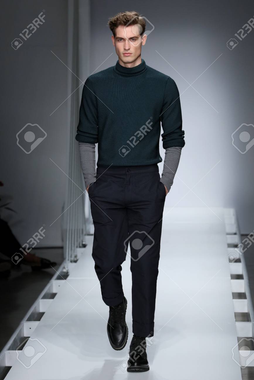 ニューヨーク ニューヨーク 2 月 2 日 ノーティカ メンズ秋 16 ファッションの滑走路ショー ニューヨーク週メンズ秋冬 16 16 年 2 月 2 日ニューヨークでの中にモデルの散歩 の写真素材 画像素材 Image