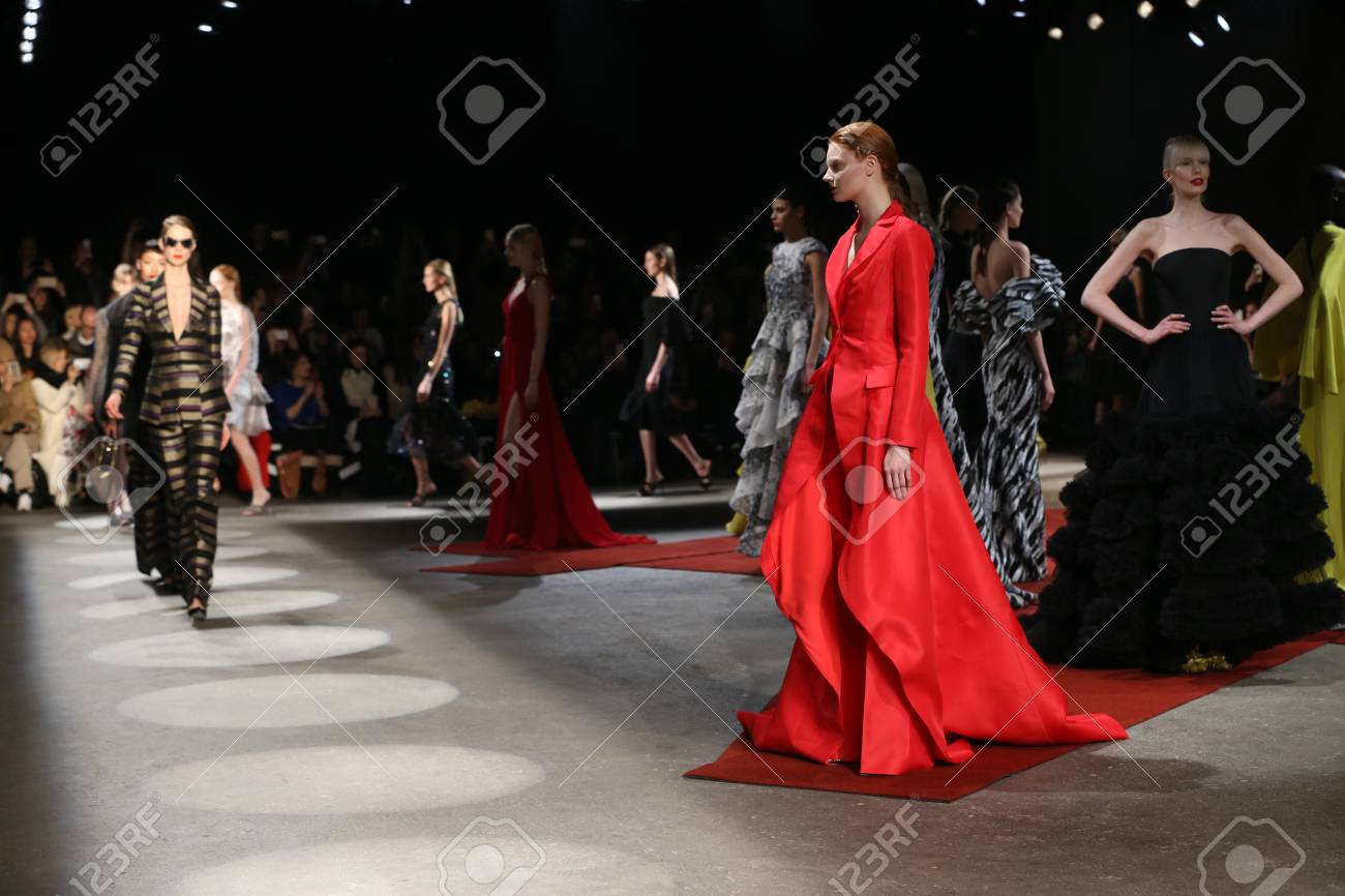 Immagini Stock NEW YORK NY 13 FEBBRAIO Le Modelle Camminano