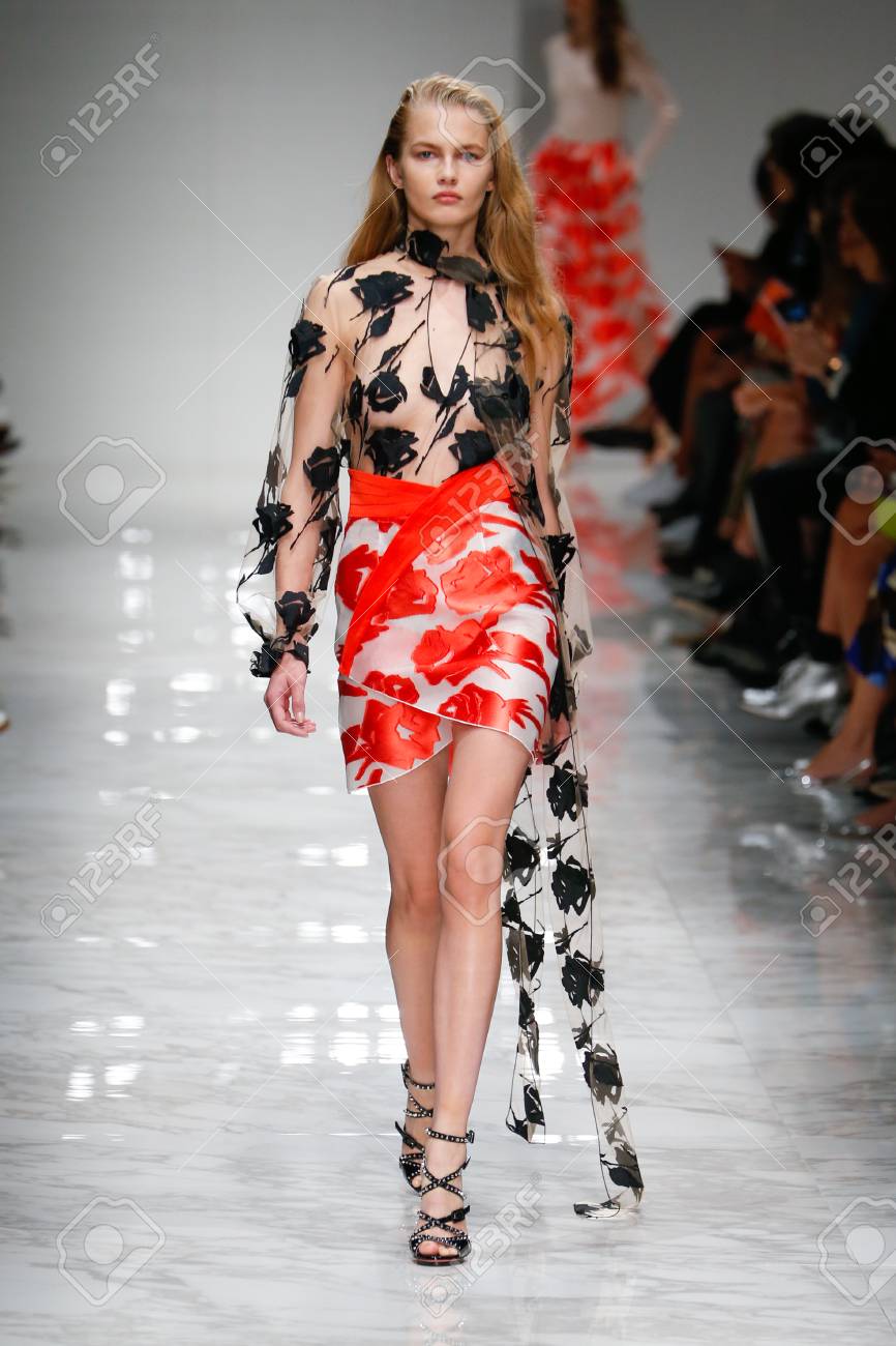 ミラノ イタリア 9 月 25 日 モデル滑走路を歩くブルマリン ファッションショー中にミラノ ロンドンファッションウィークの春 夏の 16 年の一部として 15 年 9 月 25 日にイタリア ミラノで の写真素材 画像素材 Image ミラノ イタリア 9 月 25 日 モデル滑走路を歩くブルマリン ファッションショー中にミラノ ロンドンファッションウィークの春 夏の 16 年の一部として 15 年 9 月 25 日にイタリア ミラノで の写真素材 画像素材 Image