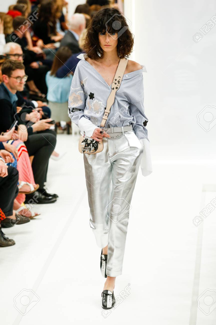 ミラノ イタリア 9 月 25 日 モデル滑走路を歩く Tod S ファッションショー中にミラノ ロンドンファッションウィークの春 夏の 16 年の一部として 15 年 9 月 25 日にイタリア ミラノで の写真素材 画像素材 Image