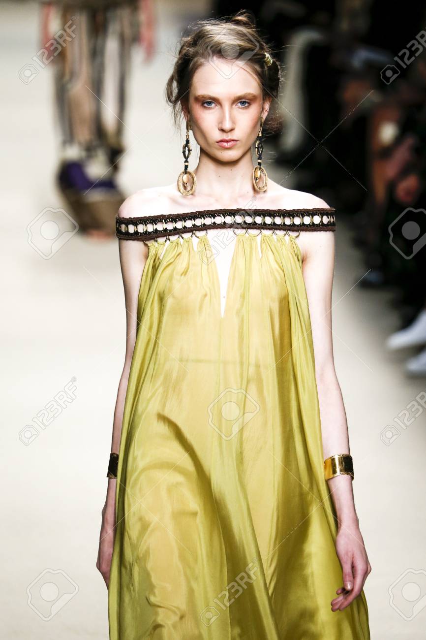 ミラノ イタリア 9 月 23 日 モデル滑走路を歩くアルベルタ ファッションショー中にミラノ ロンドンファッションウィークの春 夏の 16 年の一部として 15 年 9 月 23 日にイタリア ミラノで の写真素材 画像素材 Image 5387