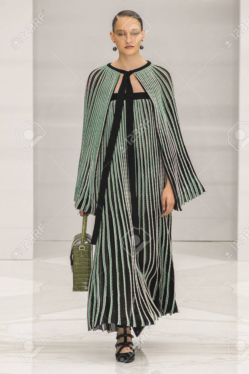 Piquete trabajo Guante MILAN, ITALY - SEPTEMBER 27: A Model Walks The Runway During.. Stock Photo, Picture And Royalty Free Image. Image 53946405. Piquete trabajo Guante MILAN, ITALY - SEPTEMBER 27: A Model Walks The Runway During.. Stock Photo, Picture And Royalty Free Image. Image 53946405.