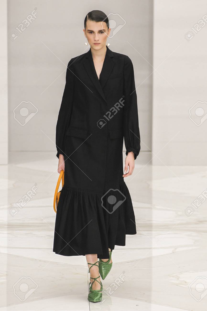 ミラノ イタリア 9 月 27 日 モデル滑走路を歩くサルヴァトーレ フェラガモ ファッションショー中にミラノ ロンドンファッションウィークの春 夏の 16 年の一部として 15 年 9 月 27 日にイタリア ミラノで の写真素材 画像素材 Image ミラノ イタリア 9 月 27 日 モデル滑走路を歩くサルヴァトーレ フェラガモ ファッションショー中にミラノ ロンドンファッションウィークの春 夏の 16 年の一部として 15 年 9 月 27 日にイタリア ミラノで の写真素材 画像素材 Image