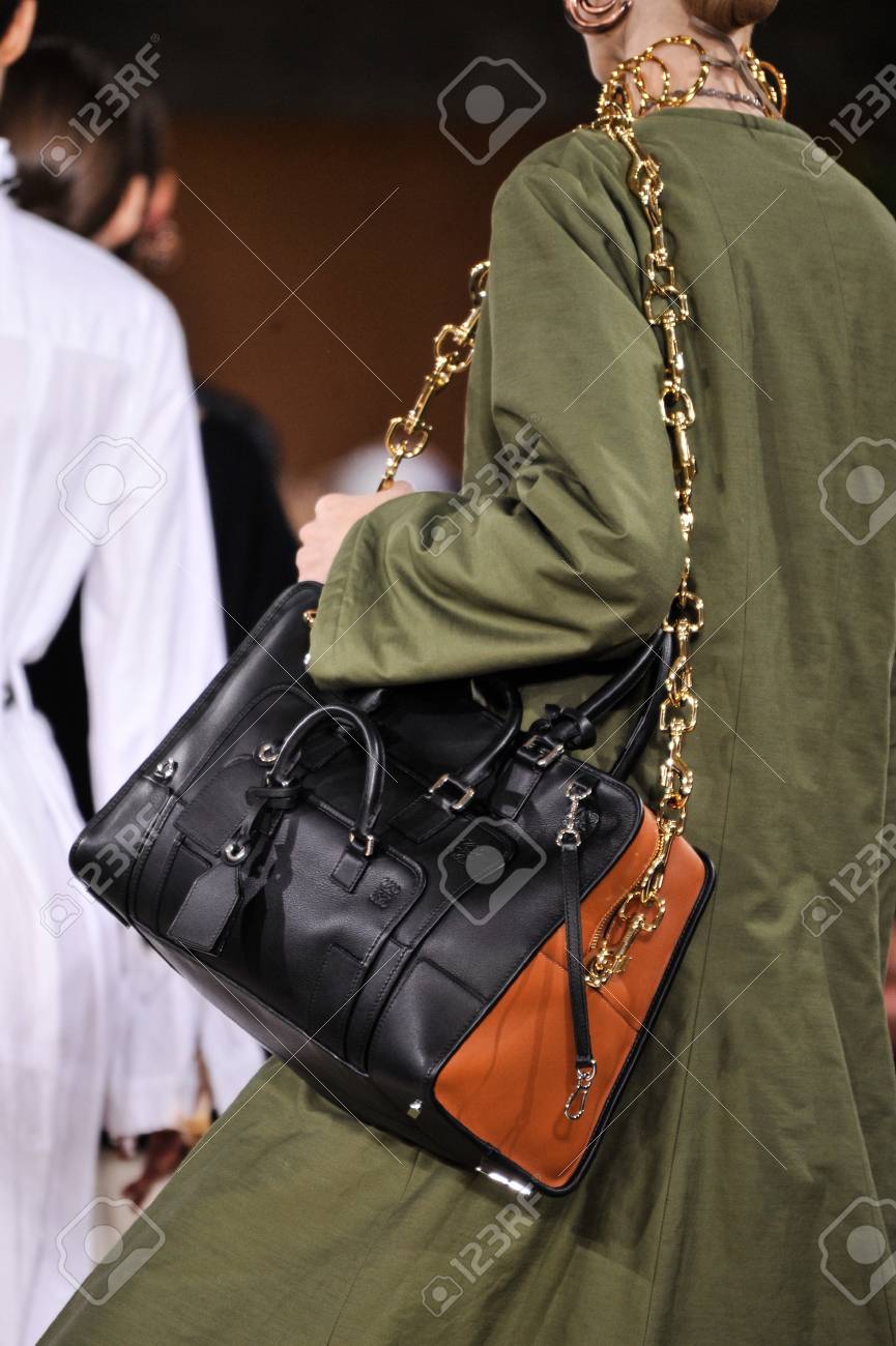 パリ フランス 3 月 4 日 A モデルを歩く滑走路 詳細 ロエベのショーで中にパリのファッション週間秋 冬 16 17 16 年 3 月 4 日パリでの の写真素材 画像素材 Image