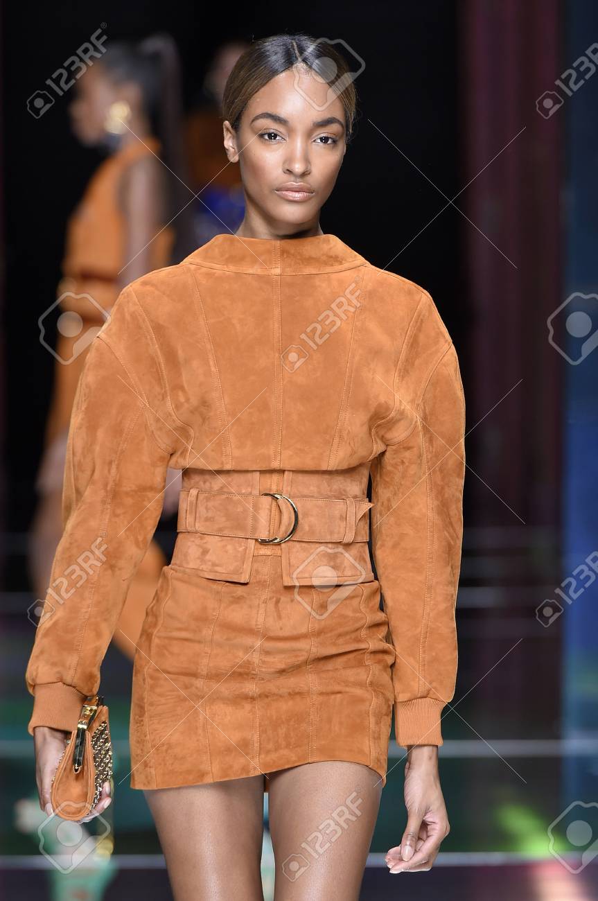 パリ フランス 10 月 1 日 は バルメイン ショーの間に滑走路を 15 年 10 月 1 日フランスのパリでのパリのファッション婦人服春 夏 16 年の一部として歩くジョルダン ダン の写真素材 画像素材 Image