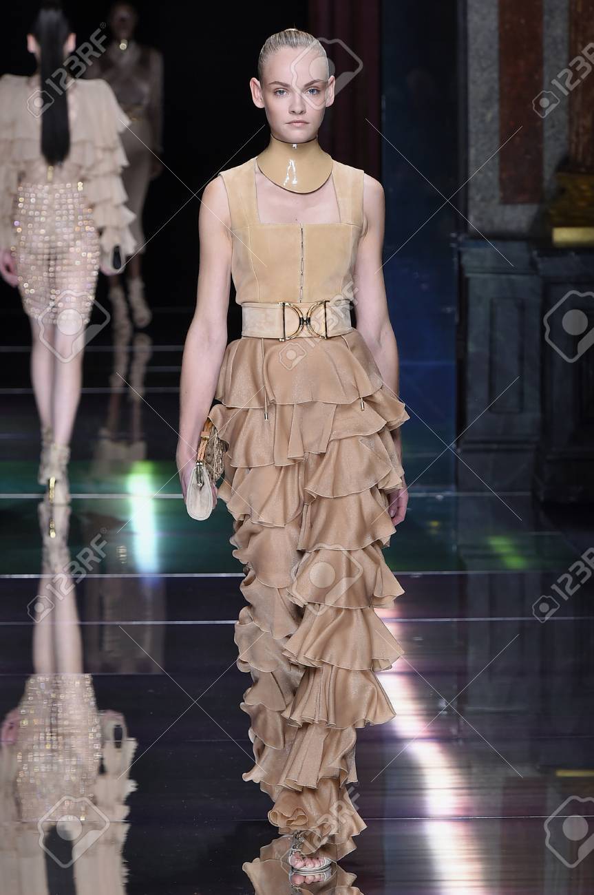 パリ フランス 10 月 1 日 Ginta Lapina 上を歩く滑走路バルマン ショーの間にパリのファッション婦人服春夏 16 年の一部として 15 年 10 月 1 日 パリの の写真素材 画像素材 Image