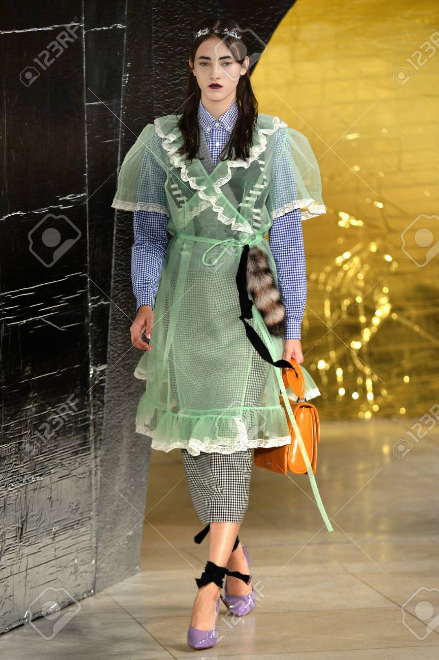 パリ フランス 10 月 07日 モデルは 15 年 10 月 7 日 パリのパリのファッション婦人服春夏 16 年の一部として ミュウミュウ ショーで滑走路を歩きます の写真素材 画像素材 Image